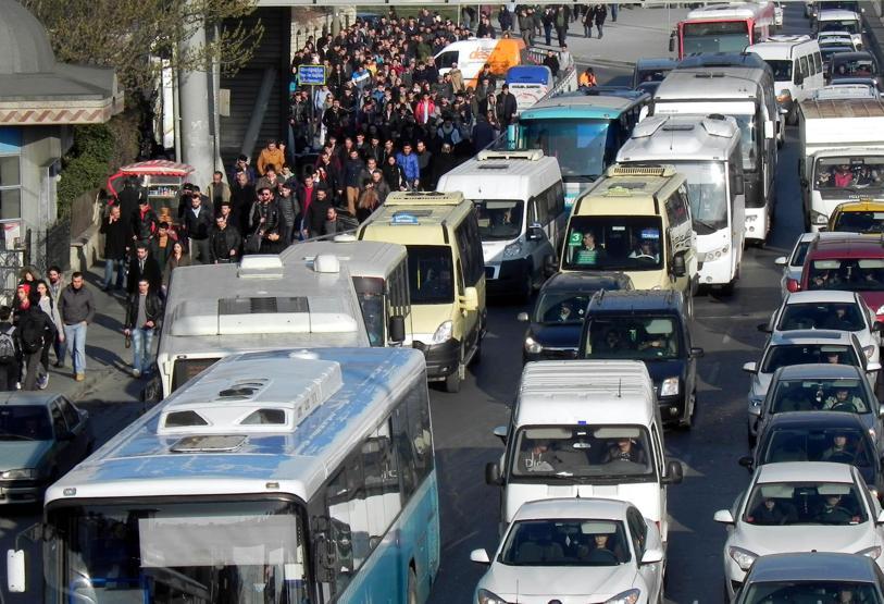 Metrobüste oturmak isteyenler uzun kuyruklar oluşturuyor