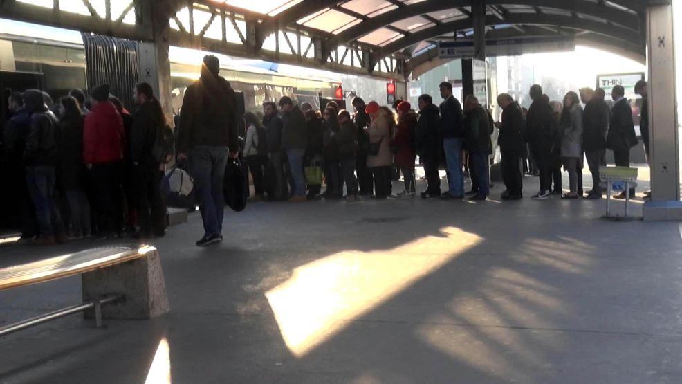 Metrobüste oturmak isteyenler uzun kuyruklar oluşturuyor