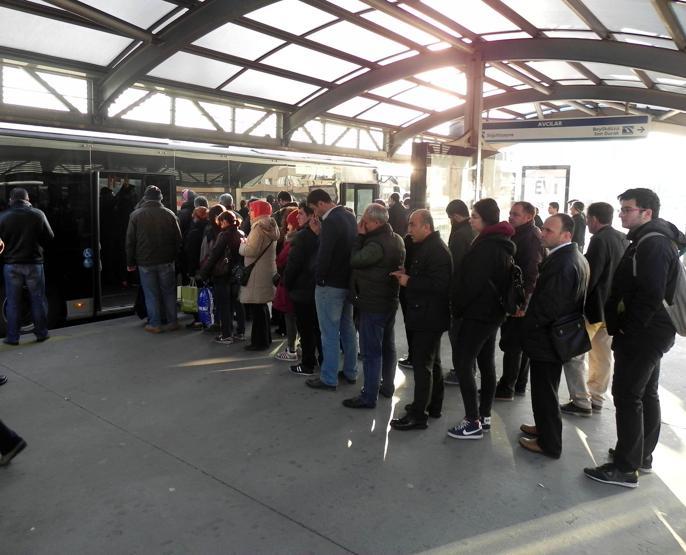 Metrobüste oturmak isteyenler uzun kuyruklar oluşturuyor