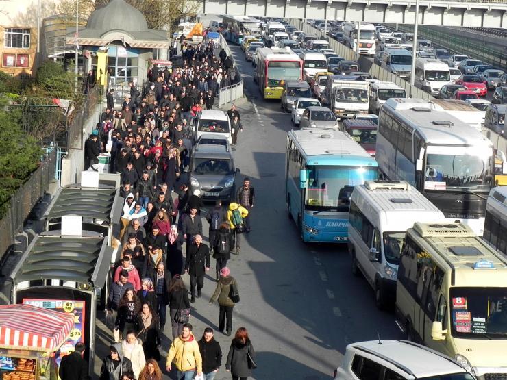 Metrobüste oturmak isteyenler uzun kuyruklar oluşturuyor