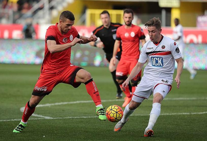 Podolski: Futbolu sokaklarda Türklerle oynayarak öğrendim