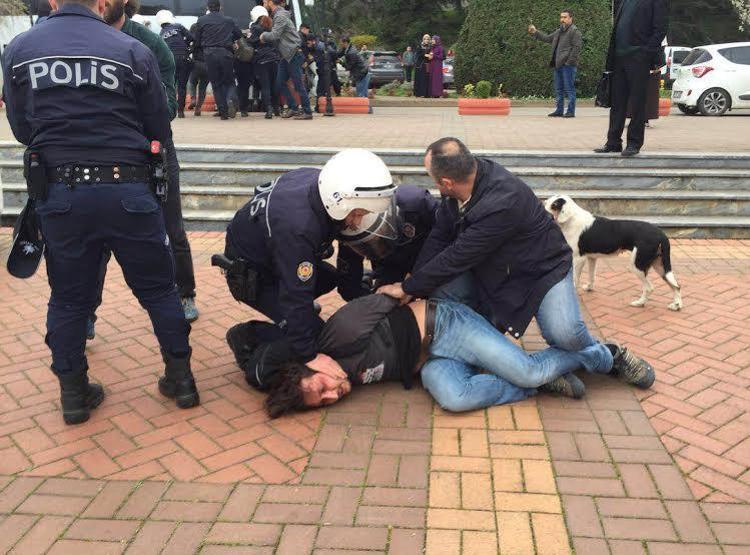 Üniversitede Ensar Vakfı protestosu