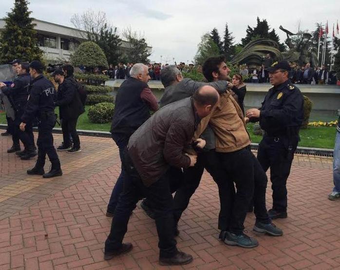 Üniversitede Ensar Vakfı protestosu