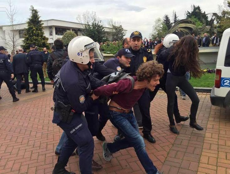 Üniversitede Ensar Vakfı protestosu