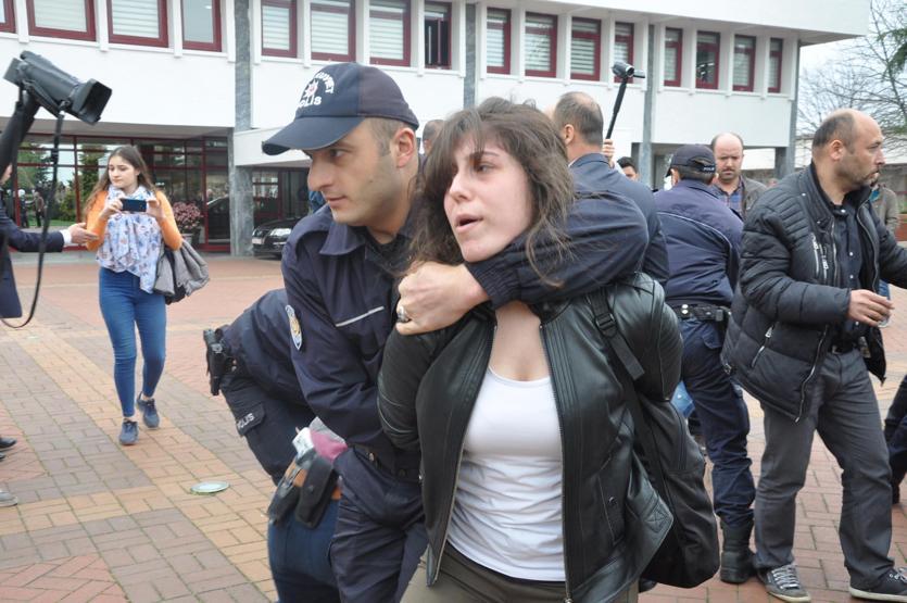 Üniversitede Ensar Vakfı protestosu