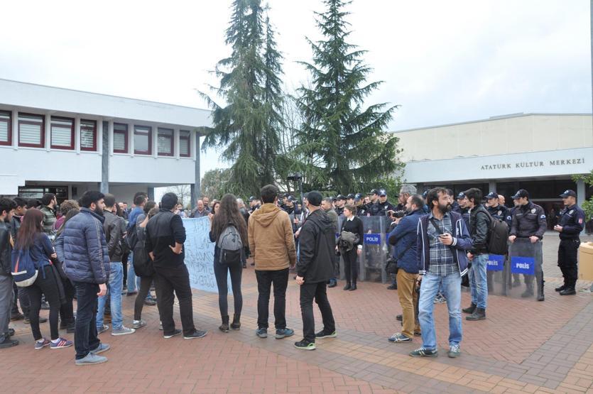Üniversitede Ensar Vakfı protestosu