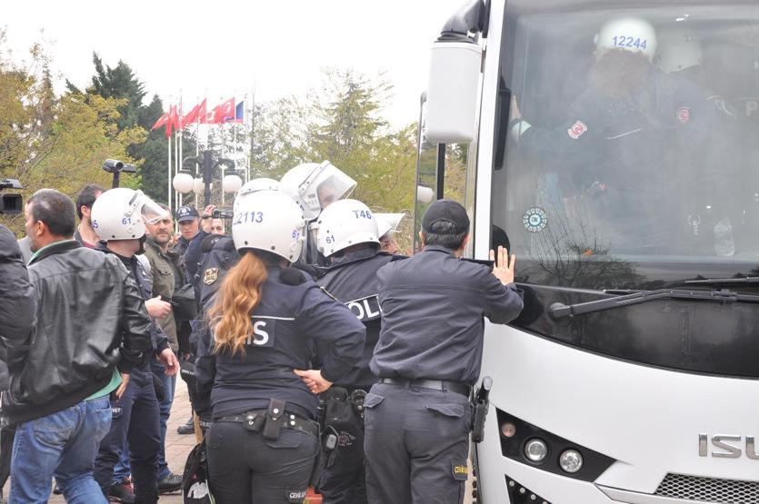 Üniversitede Ensar Vakfı protestosu