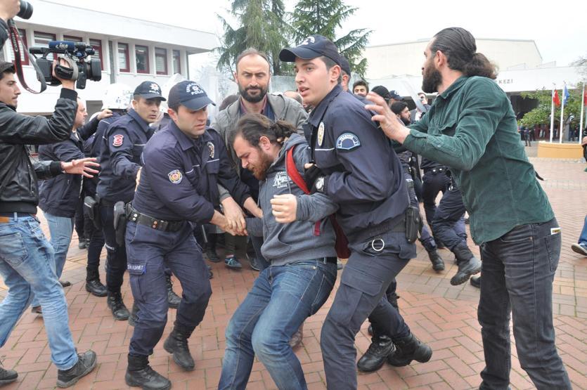 Üniversitede Ensar Vakfı protestosu
