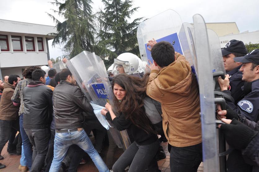 Üniversitede Ensar Vakfı protestosu