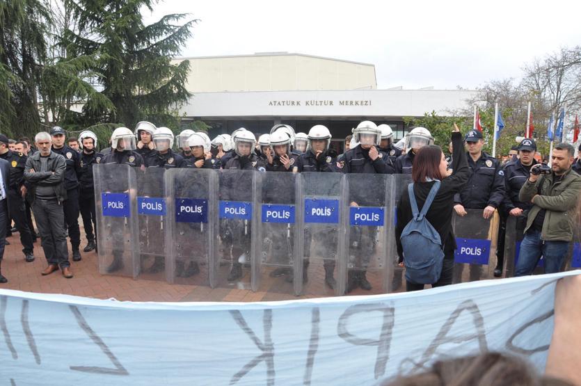 Üniversitede Ensar Vakfı protestosu