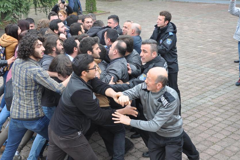 Üniversitede Ensar Vakfı protestosu