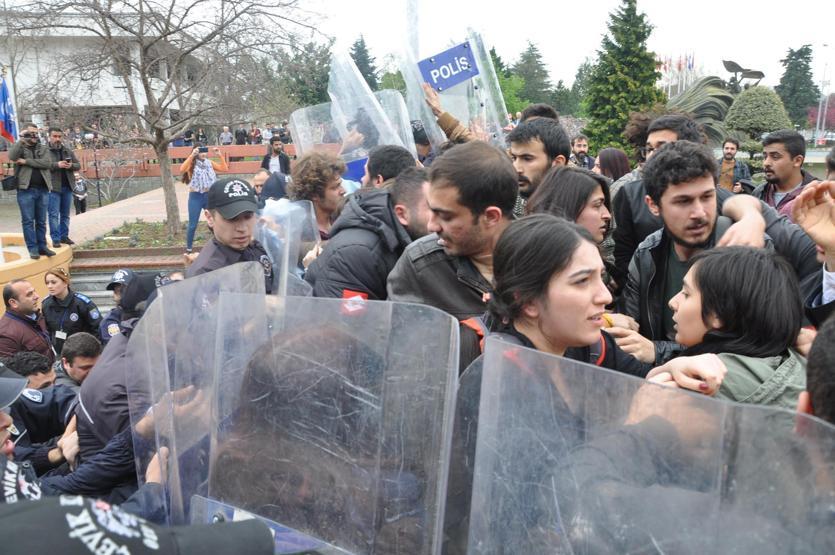 Üniversitede Ensar Vakfı protestosu