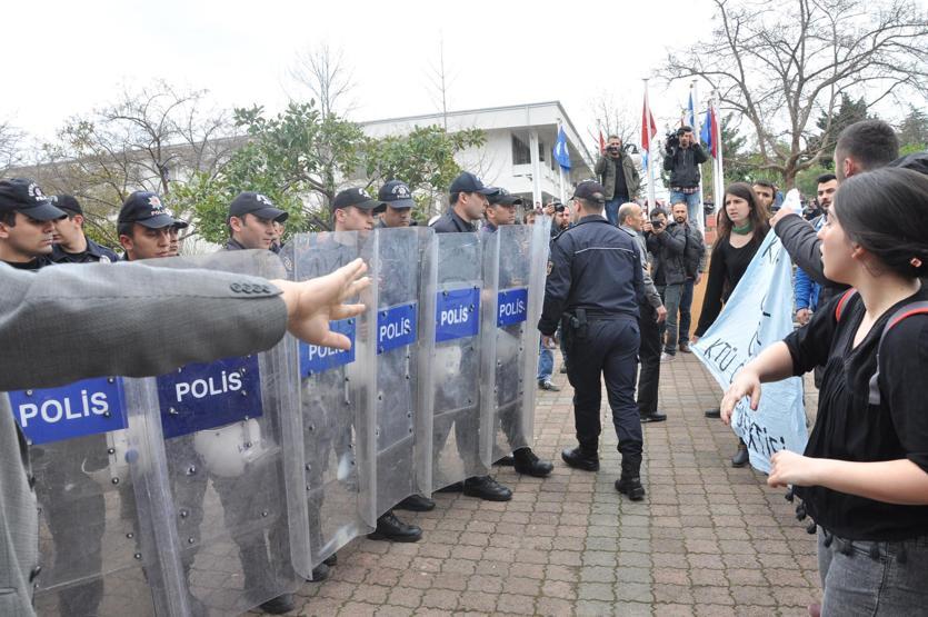Üniversitede Ensar Vakfı protestosu