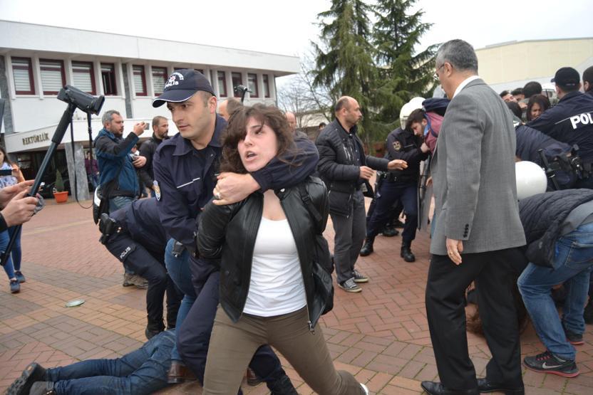 Üniversitede Ensar Vakfı protestosu