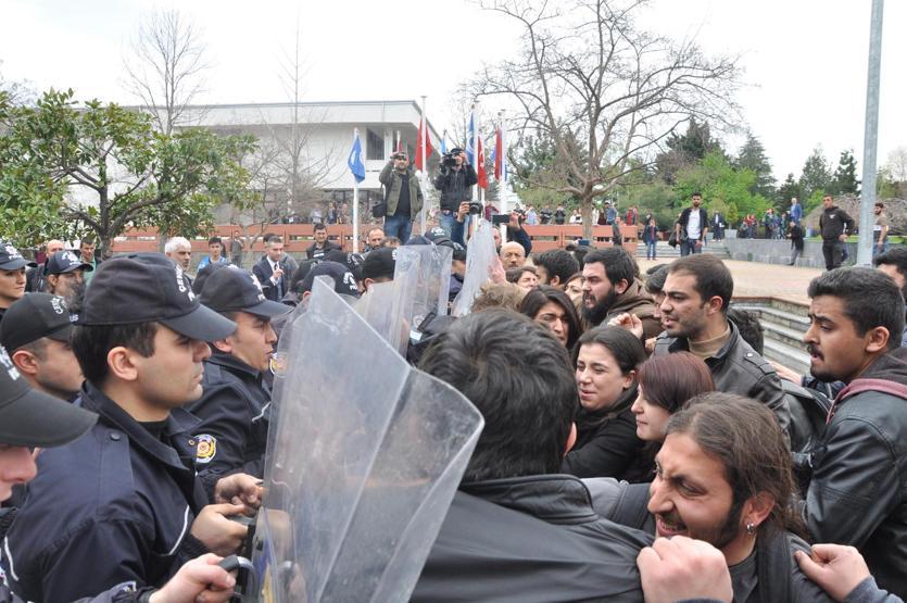 Üniversitede Ensar Vakfı protestosu