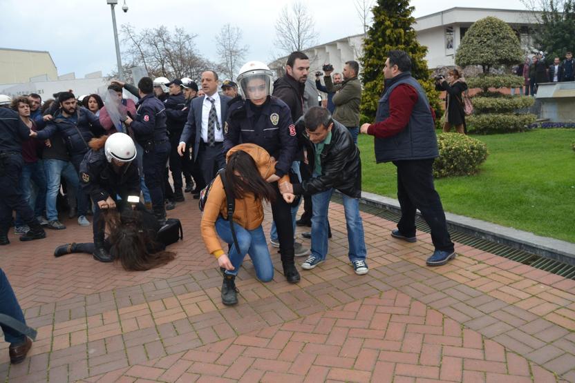 Üniversitede Ensar Vakfı protestosu