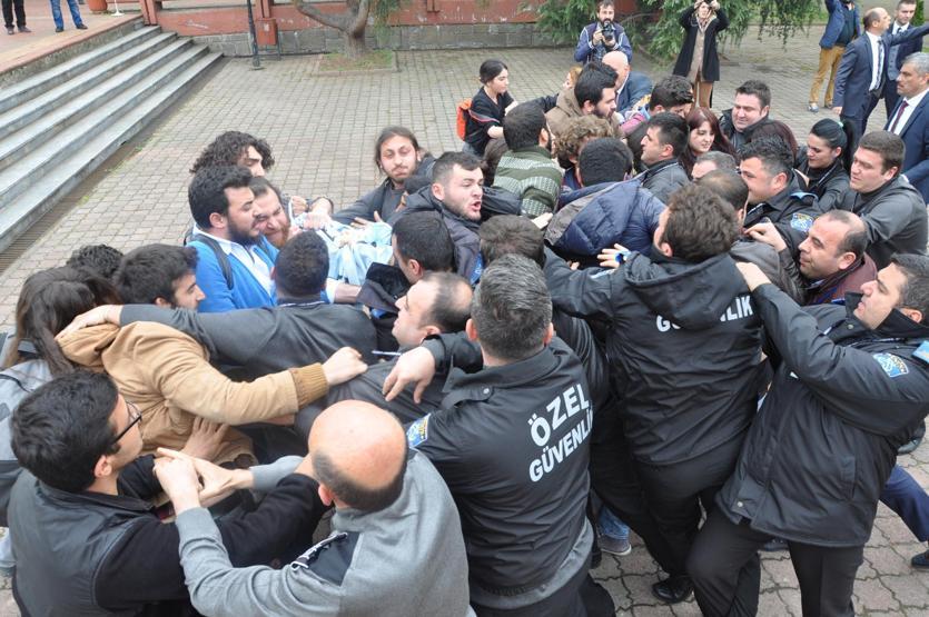 Üniversitede Ensar Vakfı protestosu