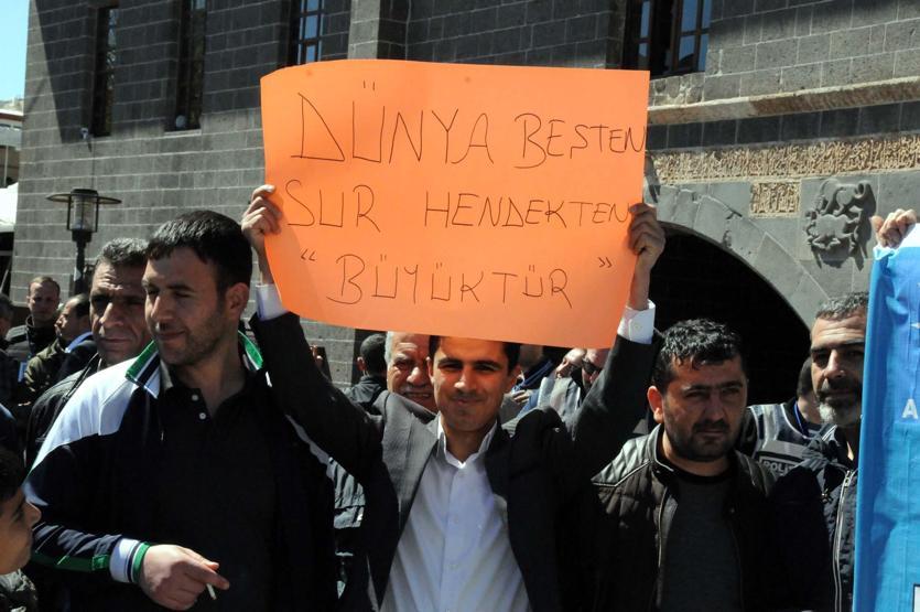 Davutoğlu cuma namazı için Surda