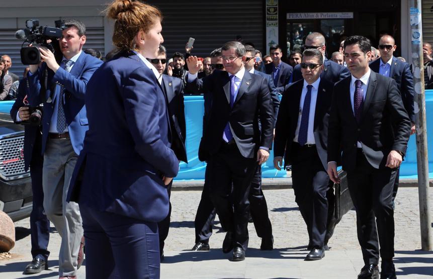 Davutoğlu cuma namazı için Surda