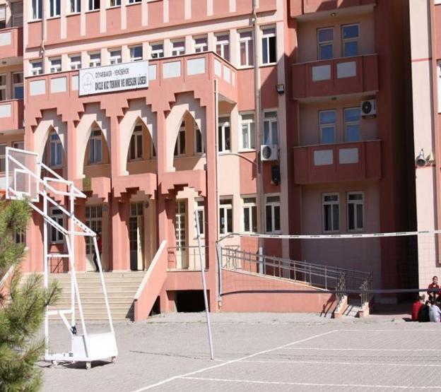 Bu okulda bin 280 öğrenciden sadece 2si erkek
