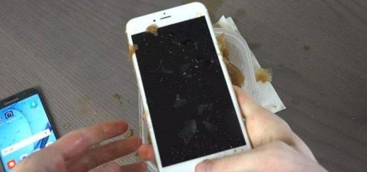 Akıllı telefonlar 9 saat kolanın içinde bekletildi