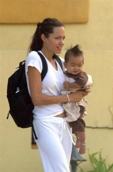 Angelina Jolie bir aileyi evlat edindi