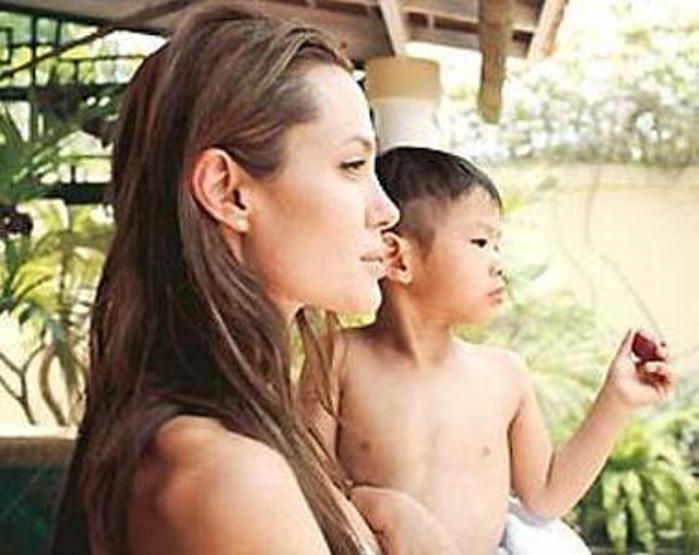 Angelina Jolie bir aileyi evlat edindi