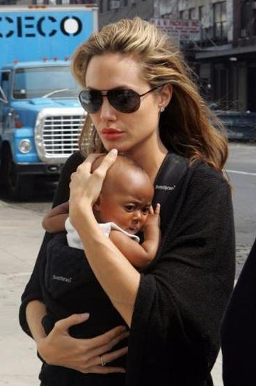 Angelina Jolie bir aileyi evlat edindi