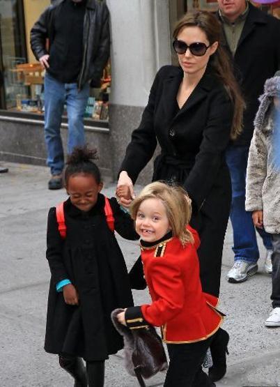 Angelina Jolie bir aileyi evlat edindi