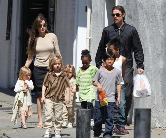 Angelina Jolie bir aileyi evlat edindi