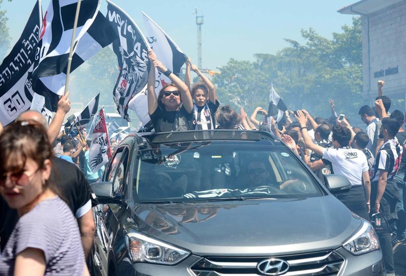 Beşiktaş taraftarlarından erken şampiyonluk kutlaması