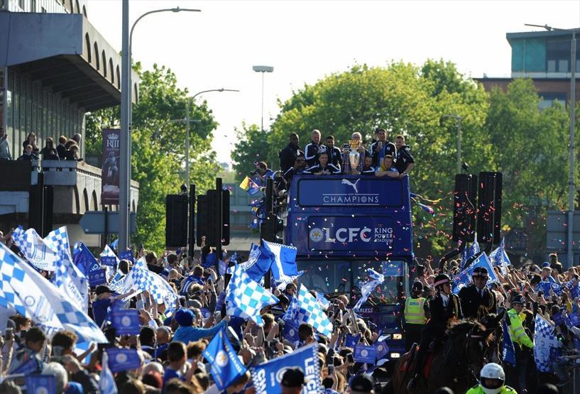 Leicester City şampiyonluğu çılgınlar gibi kutladı