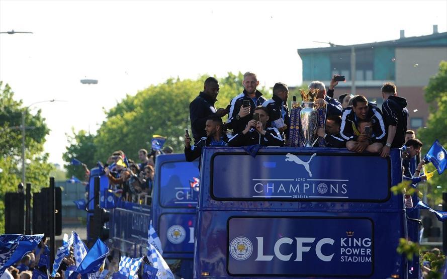 Leicester City şampiyonluğu çılgınlar gibi kutladı