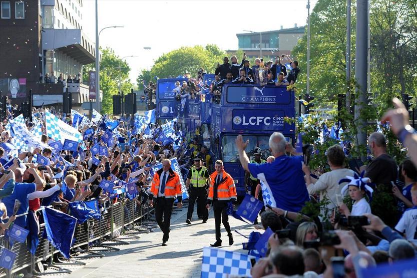 Leicester City şampiyonluğu çılgınlar gibi kutladı