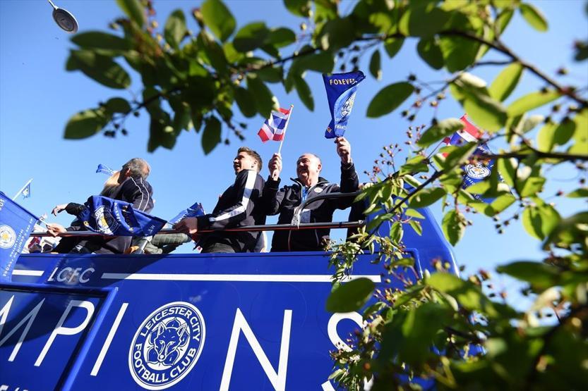 Leicester City şampiyonluğu çılgınlar gibi kutladı