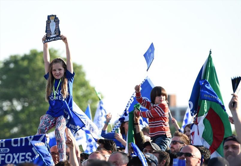 Leicester City şampiyonluğu çılgınlar gibi kutladı