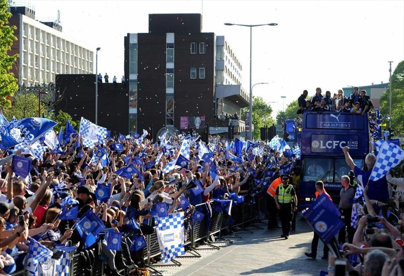 Leicester City şampiyonluğu çılgınlar gibi kutladı