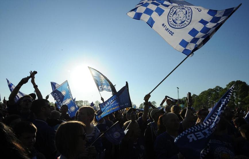 Leicester City şampiyonluğu çılgınlar gibi kutladı