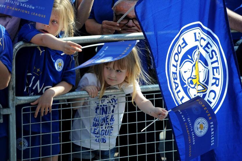 Leicester City şampiyonluğu çılgınlar gibi kutladı