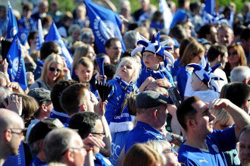 Leicester City şampiyonluğu çılgınlar gibi kutladı
