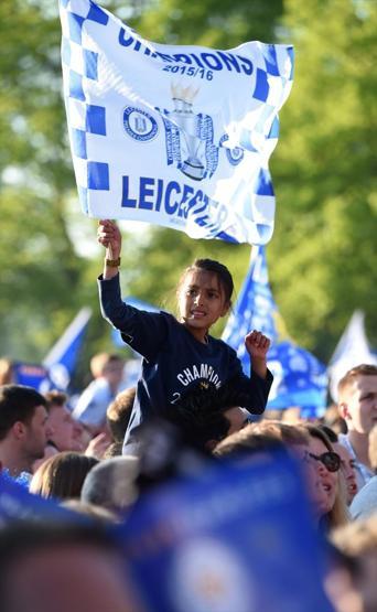 Leicester City şampiyonluğu çılgınlar gibi kutladı