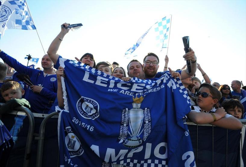 Leicester City şampiyonluğu çılgınlar gibi kutladı