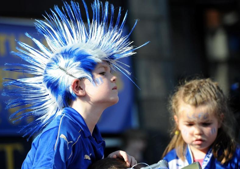 Leicester City şampiyonluğu çılgınlar gibi kutladı