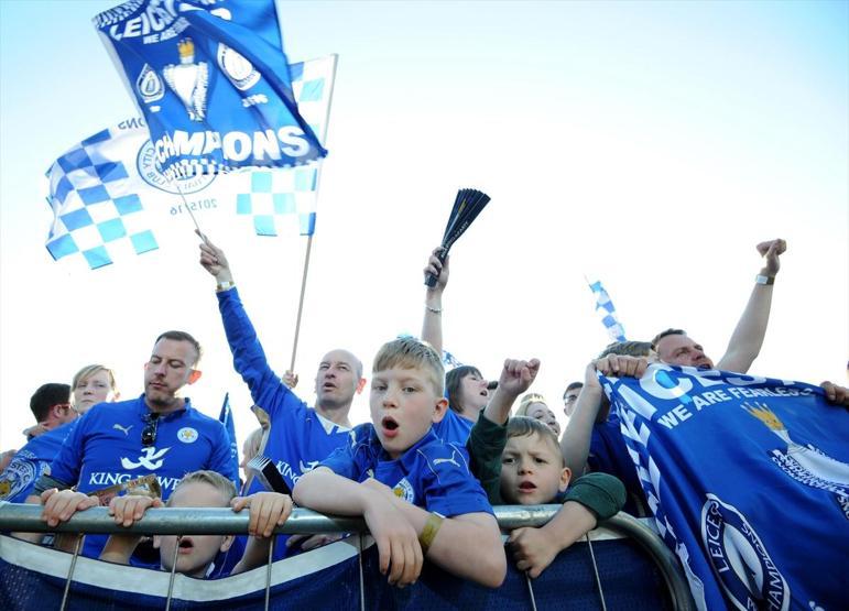 Leicester City şampiyonluğu çılgınlar gibi kutladı