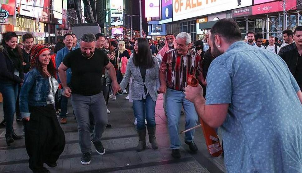 New Yorktaki Times Meydanında horon şov