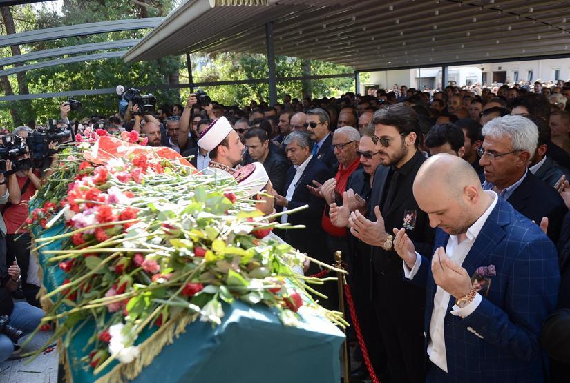 Oya Aydoğanın cenazesinde büyük ayıp