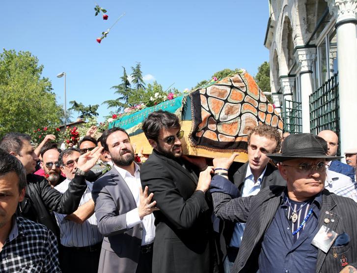Oya Aydoğanın cenazesinde büyük ayıp