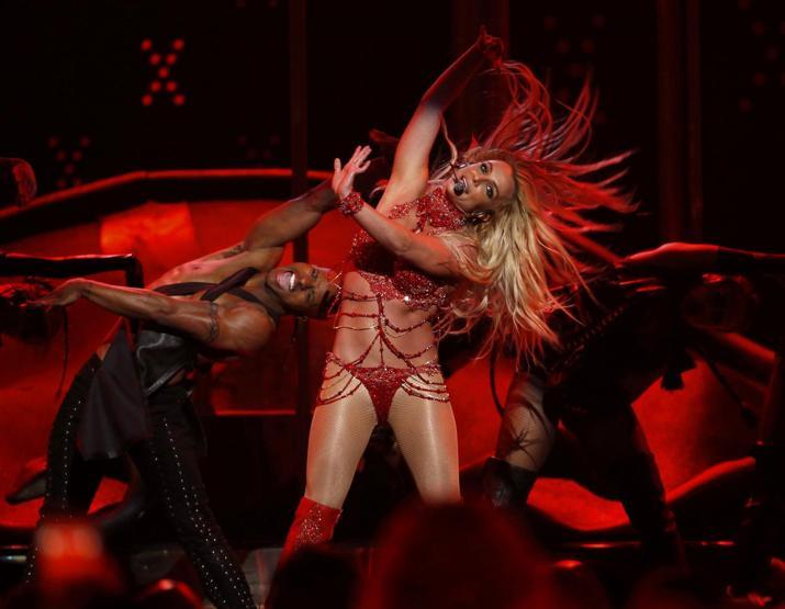 Britney Spears dans şovuyla olay oldu