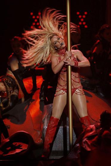 Britney Spears dans şovuyla olay oldu