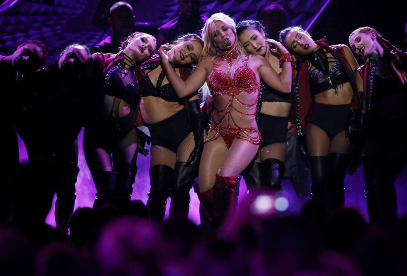 Britney Spears dans şovuyla olay oldu